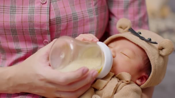 Vacker Asiatisk Mamma Bedårande Ensam Asiatisk Baby Vacker Filt Blå — Stockvideo