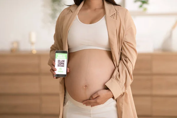 妊娠中の女性は携帯電話でCovid 19予防接種パスポートを保持し 表示します 安全妊娠中のオープンQrコード予防接種パスポート抗ウイルスワクチンを受け取った後 — ストック写真