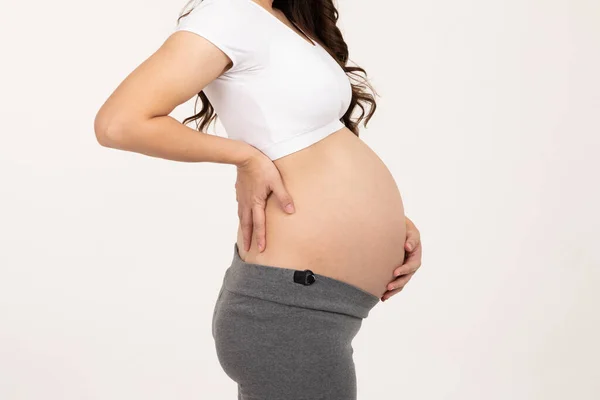怀孕妇女在肚子和背上的接触非常痛苦 患有背痛的妇女因肌肉白质紧张而被隔离 怀孕期间的保健概念 — 图库照片