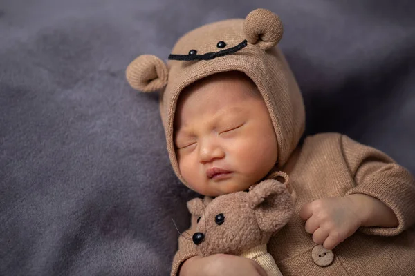 Bebé Feliz Recién Nacido Weaing Lindo Traje Ratón Acostado Duerme — Foto de Stock