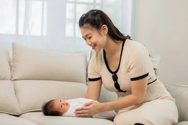 Indah Menarik Ibu Asia Merawat Bayi Dan Indah Home Happy — Stok Foto