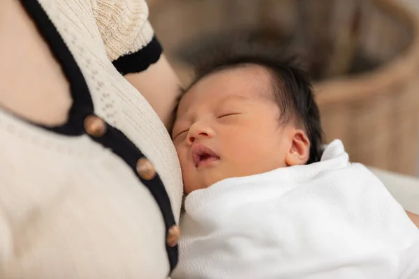 Bayi Bayi Yang Baru Lahir Tertidur Yang Manis Rileks Lengan — Stok Foto