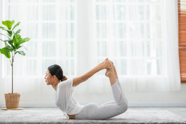 Pandangan Samping Dari Wanita Asia Melakukan Latihan Yoga Busur Atau — Stok Foto