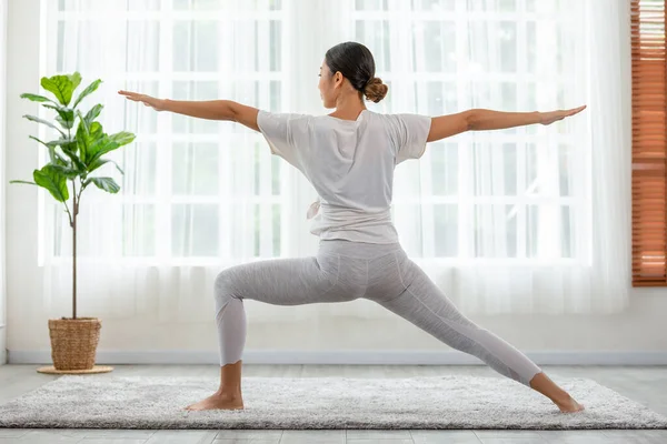 Lugn Wellness Asiatisk Ung Kvinna Stående Andas Med Yoga Krigare — Stockfoto