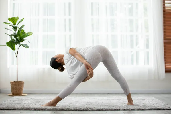 Mutlu Atletik Asyalı Kadın Yoga Yapıyor Kaslarını Esnetiyor Meditasyon Gülümsemesiyle — Stok fotoğraf