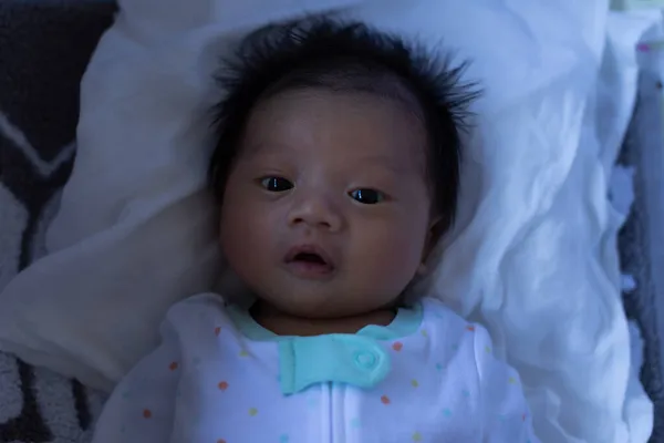 ทารกทารกแรกเก ดชาวเอเช นมองไปรอบ ในเวลากลางค นหล งจากท อแม วงจรการนอนหล บของทารกแรกเก แนวค — ภาพถ่ายสต็อก