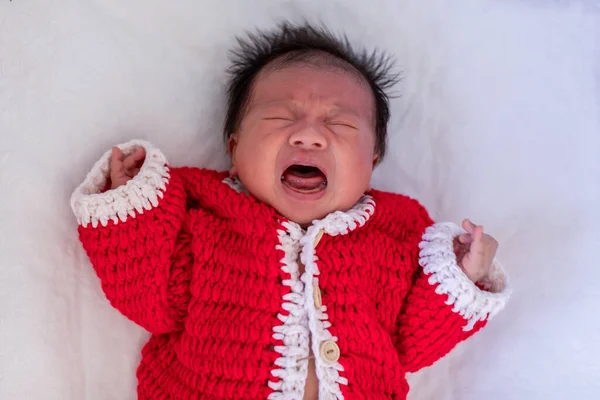 Bayi Yang Baru Lahir Yang Lucu Mengenakan Kostum Santa Berbaring — Stok Foto