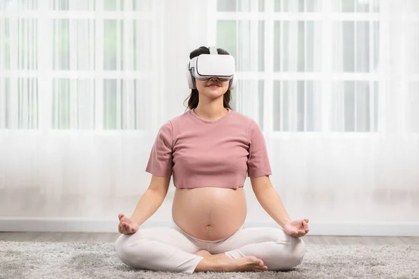Happy Asian Zwangere Vrouw Met Behulp Van Virtual Reality Bril — Stockfoto