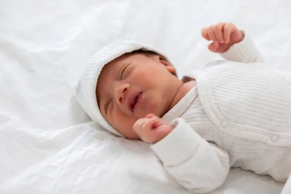 Top View Bayi Yang Baru Lahir Bahagia Berbaring Tidur Atas — Stok Foto