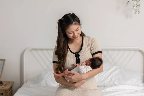 Wanita Asia Cantik Memegang Bayi Yang Baru Lahir Pelukannya Duduk — Stok Foto