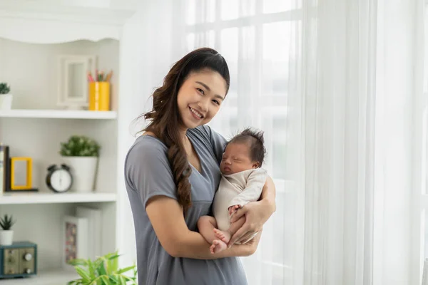 Wanita Asia Yang Cantik Menggendong Bayi Yang Baru Lahir Dalam — Stok Foto