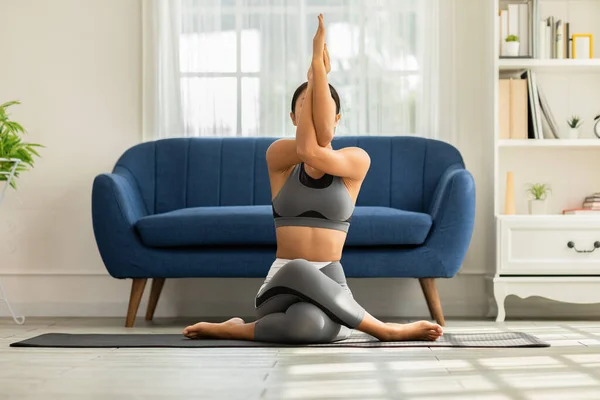 Lugn Tilltalande Asiatisk Kvinna Utövar Yoga Örn Eller Garudasana Pose — Stockfoto