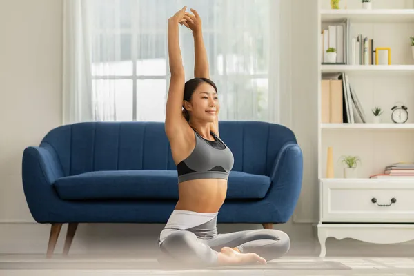 Ruhige Asiatin Sportbekleidung Stretchmuskulatur Zum Aufwärmen Der Atmung Und Meditation — Stockfoto