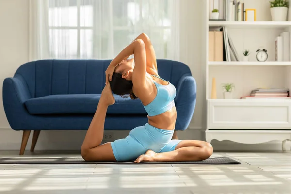 Side Beskådar Asiatisk Kvinna Som Gör Yoga Övar Yoga Enbent — Stockfoto