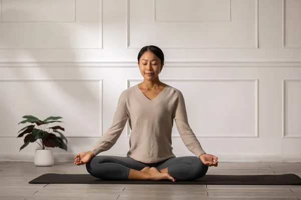 Lugn Wellness Asiatisk Ung Kvinna Sitter Mattan Andas Med Yoga — Stockfoto