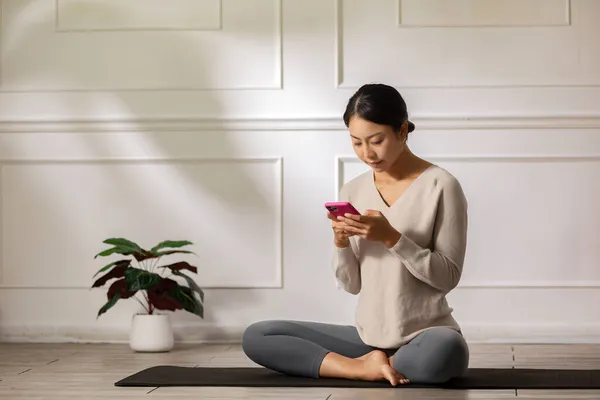 Glücklich Asiatische Junge Frau Sitzen Auf Yogamatte Entspannen Sie Sich — Stockfoto