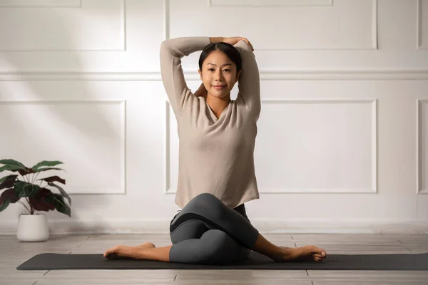 Lugn Asiatisk Kvinna Sportkläder Stretching Muslce Att Värma Upp Andning — Stockfoto