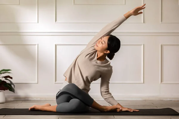 Ruhige Asiatin Sportbekleidung Stretchmuskulatur Zum Aufwärmen Der Atmung Und Meditation — Stockfoto