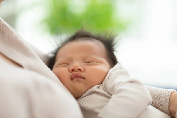 Αξιολάτρευτο Νεογέννητο Μωρό Ύπνου Χαλαρώστε Στην Ασφάλεια Των Χεριών Και — Φωτογραφία Αρχείου