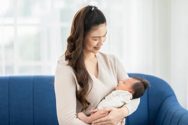 Wanita Asia Yang Cantik Menggendong Bayi Yang Baru Lahir Duduk — Stok Foto