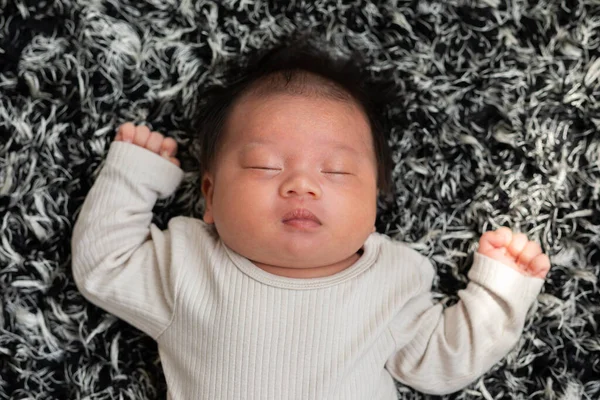 Tampilan Atas Bahagia Bayi Yang Baru Lahir Berbaring Tidur Karpet — Stok Foto
