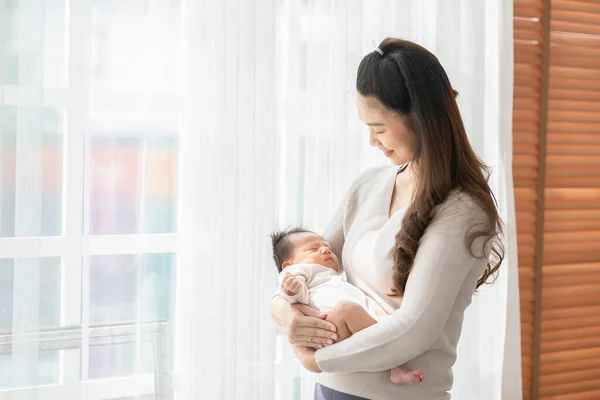 Mulher Asiática Bonita Segurando Bebê Recém Nascido Seus Braços Frente — Fotografia de Stock