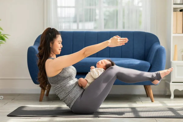 Pandangan Samping Kepedulian Ibu Asia Melakukan Pose Perahu Yoga Atau — Stok Foto