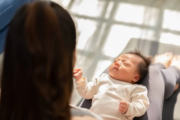Bayi Laki Laki Yang Baru Lahir Yang Lucu Tidur Dan — Stok Foto