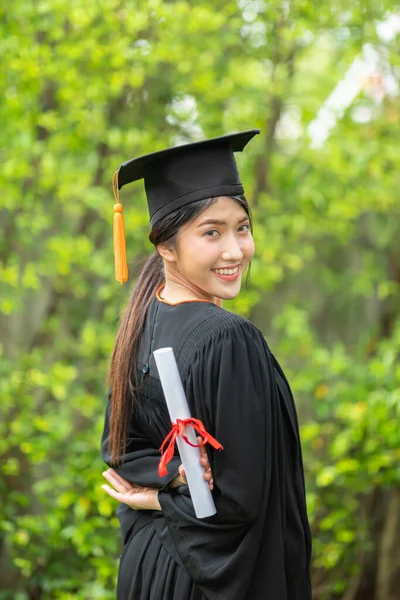 Atraktivní Asijské Ženy Student Absolventka Čepici Šaty Slaví Certifikátem Ruce — Stock fotografie