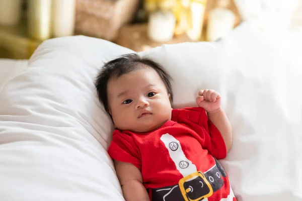 Bebê Recém Nascido Bonito Vestindo Traje Papai Noel Mentindo Movendo — Fotografia de Stock