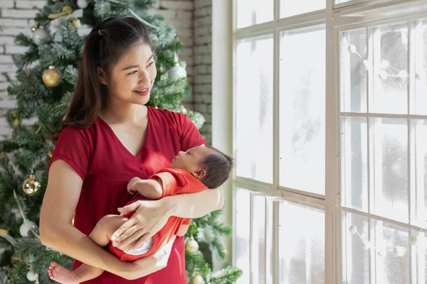 Ibu Wanita Asia Yang Cantik Memakai Kain Merah Menggendong Bayi — Stok Foto