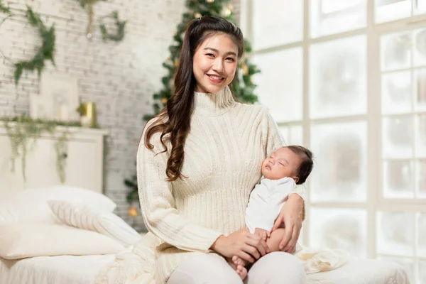 Beautiful Asian Woman Holding Newborn Baby Arms Sit Bed White — Stok Foto