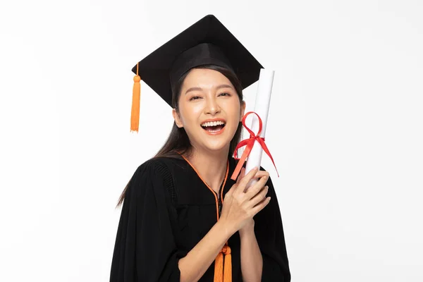 Güzel Çekici Asyalı Kadın Elinde Sertifikası Gururu Mutluluğu Ile Beyaz — Stok fotoğraf