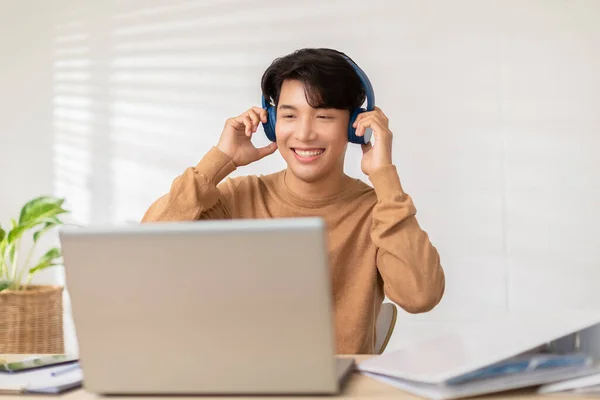 Empresario Guapo Negocio Asiático Hombre Usar Casual Camisa Auriculares Escuchar — Foto de Stock