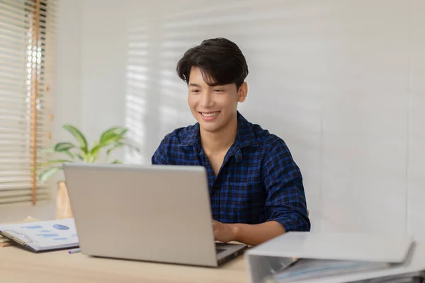 Pengusaha Tampan Pria Asia Mengenakan Kemeja Biru Bekerja Online Meja Stok Foto Bebas Royalti