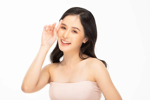 きれいな肌と新鮮な肌で柔らかい頬の笑顔に触れる美しいアジアの若い女性幸福と陽気な肯定的な感情で 白い背景に孤立 美容と化粧品の概念 — ストック写真