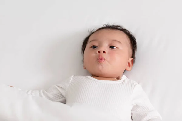 Top View Bayi Yang Baru Lahir Bahagia Berbaring Tempat Tidur — Stok Foto