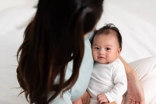 Bayi Bayi Yang Baru Lahir Yang Manis Tersenyum Dan Rileks — Stok Foto