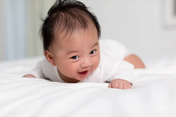ทารกทารกแรกเก อนนอนบนท องการพ ฒนาการควบค มคอ เวลาท องเพ อเสร มสร างกล — ภาพถ่ายสต็อก