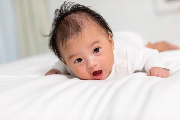 Bayi Yang Baru Lahir Bulan Berbaring Berbaring Atas Perut Mengembangkan — Stok Foto