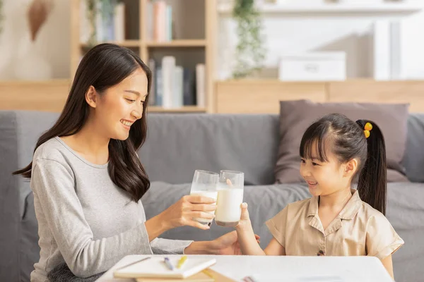 Asian Mother Her Daughter Clink Glasses Enjoy Smile Milk Drink — Stok Foto