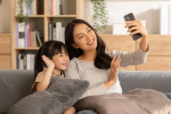Asian Young Mother Her Daughter Have Video Call Conference Family — Stok Foto
