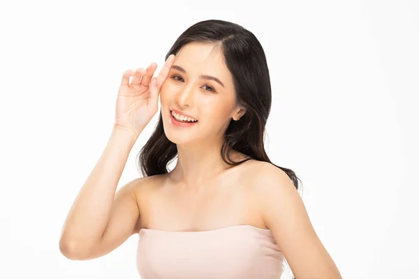 きれいな肌と新鮮な肌で柔らかい頬の笑顔に触れる美しいアジアの若い女性幸福と陽気な肯定的な感情で 白い背景に孤立 美容と化粧品の概念 ストック写真