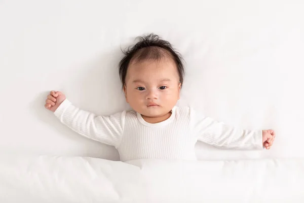 Top View Bayi Yang Baru Lahir Bahagia Berbaring Tempat Tidur — Stok Foto