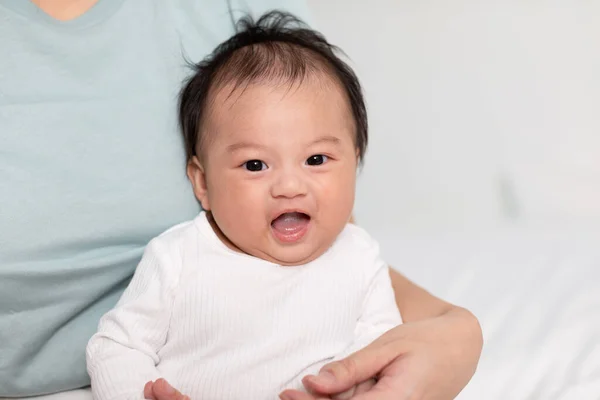 Bayi Bayi Yang Baru Lahir Yang Manis Tersenyum Dan Rileks — Stok Foto