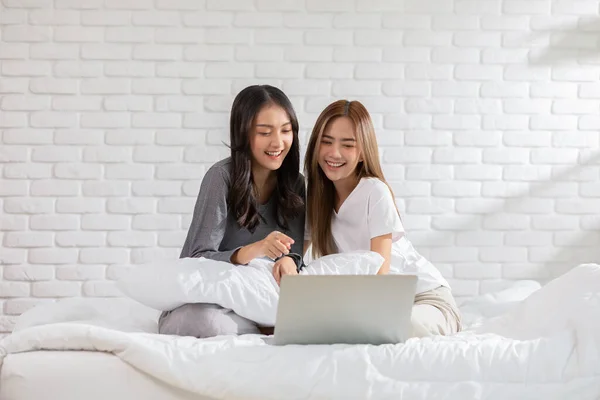 Schöne Asiatische Junge Lesbische Lgbtq Paar Oder Freunde Mit Computer — Stockfoto