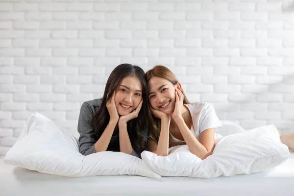 Pasangan Lesbian Lgbtq Atau Teman Teman Muda Asia Yang Cantik — Stok Foto