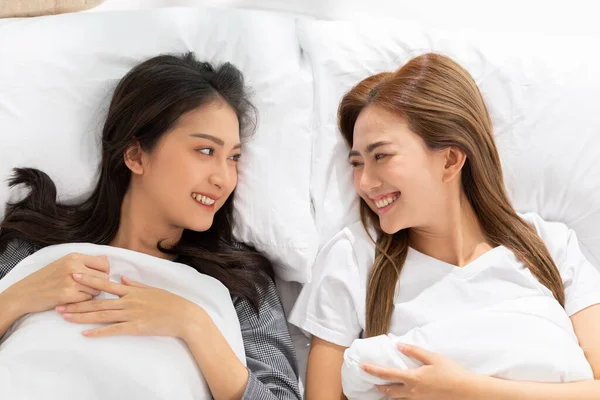 美しいアジアの若いレズビアンLgbtqのカップルや友人が一緒に笑顔を見てベッドの上に横たわって 愛とリラックスします Lgbtqライフスタイルコンセプト — ストック写真
