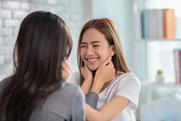 Pasangan Lgbt Muda Asia Yang Cantik Atau Teman Teman Menyentuh — Stok Foto