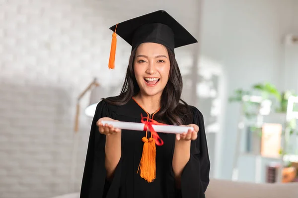 Şapka Cübbe Giymiş Gülümseyen Elinde Sertifika Diplomayla Gurur Duyan Diplomasını — Stok fotoğraf